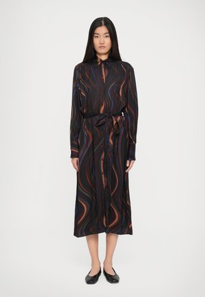 Melngaras kleita ar garām piedurknēm, dekorēta ar vijīgu rakstu sarkānā, zilā un oranžā krāsā, ar pogu aizdari un sasietu jostas siksnu.