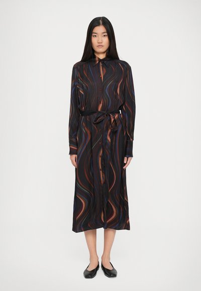 Robe noire à manches longues avec un motif tourbillonnant en rouge, bleu et orange, dotée d'un boutonnage à l'avant et d'une ceinture nouée à la taille.