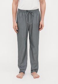 Grijs gestreepte pyjamabroek met een elastische tailleband, trekkoordsluiting en een losse pasvorm; heeft smalle verticale strepen in lichtere tinten.
