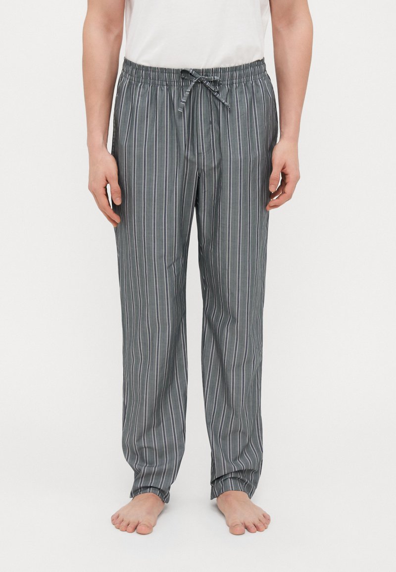 Grijs gestreepte pyjamabroek met een elastische tailleband, trekkoordsluiting en een losse pasvorm; heeft smalle verticale strepen in lichtere tinten.