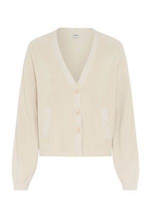 Karamellbeige Strickjacke mit V-Ausschnitt, drei Knöpfen vorne, langen Ärmeln und zwei eingearbeiteten Taschen.