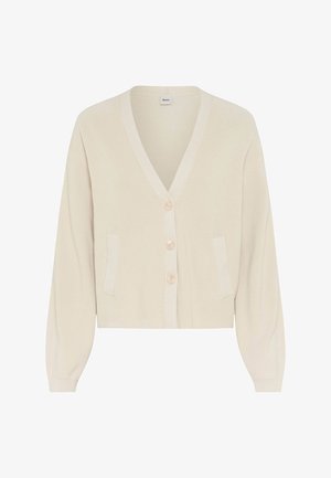 Karamellbeige Strickjacke mit V-Ausschnitt, drei Knöpfen vorne, langen Ärmeln und zwei eingearbeiteten Taschen.