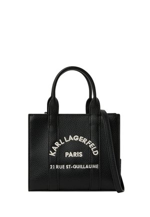 Czarna skórzana torebka z dwoma uchwytami i długim paskiem, z białym tekstem "Karl Lagerfeld Paris 21 Rue St-Guillaume" z przodu.