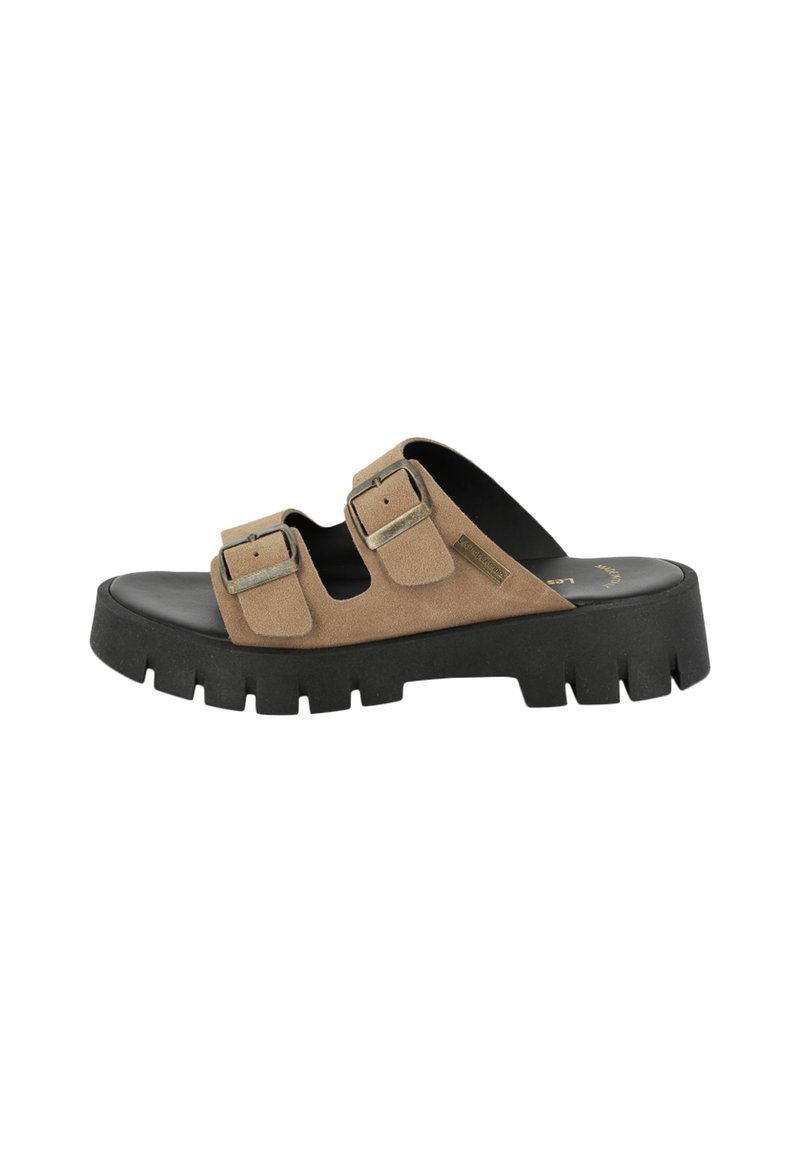 Sandalo in suede senza lacci color taupe con due cinture regolabili; presenta una spessa suola in gomma nera con un motivo di battistrada testurizzato.