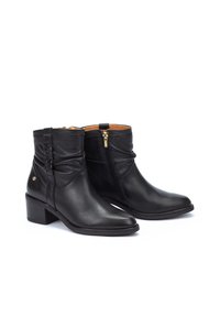Botas de cuero negro hasta el tobillo con puntera ligeramente afilada, cierre de cremallera y detalles fruncidos. Tacón bajo en bloque y forro interior en tono marrón.