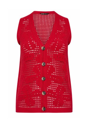 Rode mouwloze gehaakte spencer met V-hals, vijf knopen aan de voorkant en bloemmotief in opengewerkt patroon.