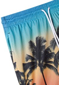 Shorts da nuoto in rete multicolore con una cintura elastica blu, caratterizzati da una sfumatura dal blu chiaro all'arancione e stampe di palme nere.