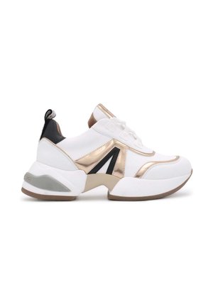 Scarpe da ginnastica bianche con accenti in oro metallico e dettagli neri. Design robusto, superfici testurizzate e una suola spessa con un linguetta posteriore.