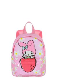 Sac à dos pour enfants rose mettant en avant un personnage tenant une fraise, orné de fleurs blanches, avec des bretelles réglables et une poignée supérieure.