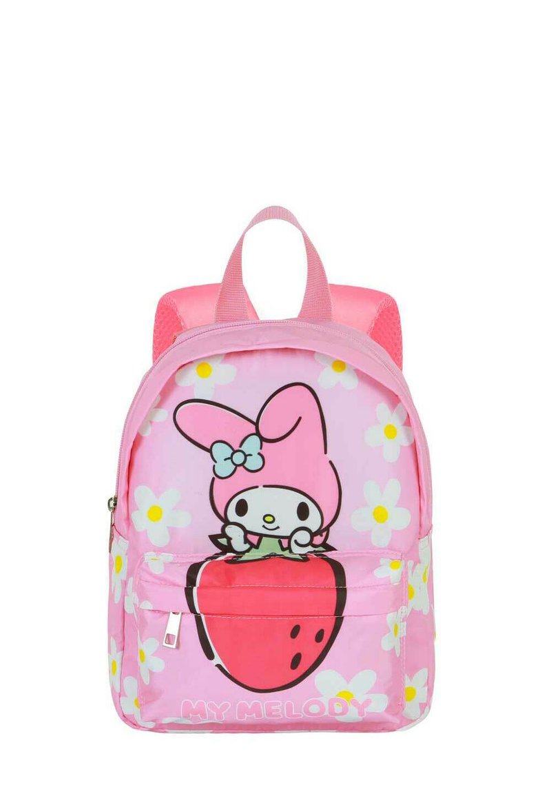 Sac à dos pour enfants rose mettant en avant un personnage tenant une fraise, orné de fleurs blanches, avec des bretelles réglables et une poignée supérieure.