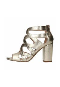 Metalen gouden sandalen met hakken, voorzien van een uitsnijdingsontwerp, open teen en een blokhak. Soepele textuur met meerdere banden voor ondersteuning.