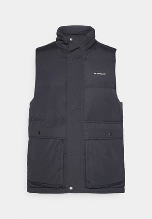 Gilet imbottito blu scuro, colletto alto, chiusura a pressione, due tasche frontali e logo discreto sulla parte superiore sinistra. Tessuto liscio e isolato.