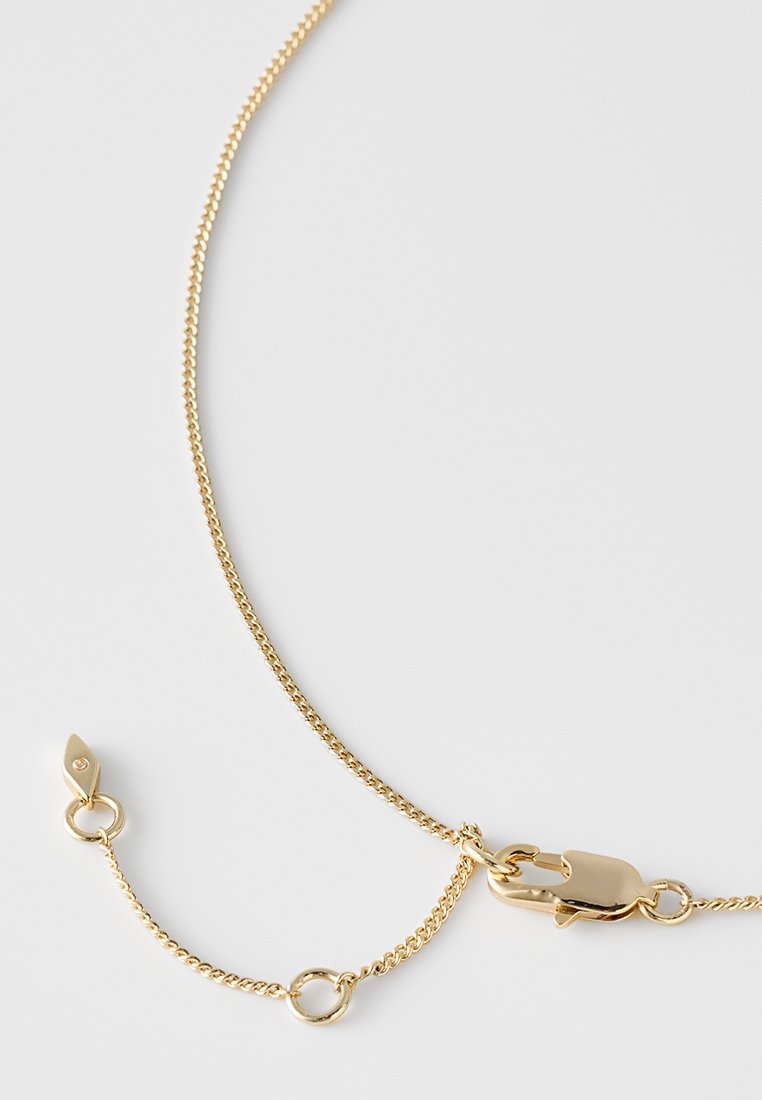 Złoty naszyjnik łańcuszkowy o eleganckim, minimalistycznym wzornictwie, z bezpiecznym zapięciem i akcentującym ogniwkiem umożliwiającym regulację długości.