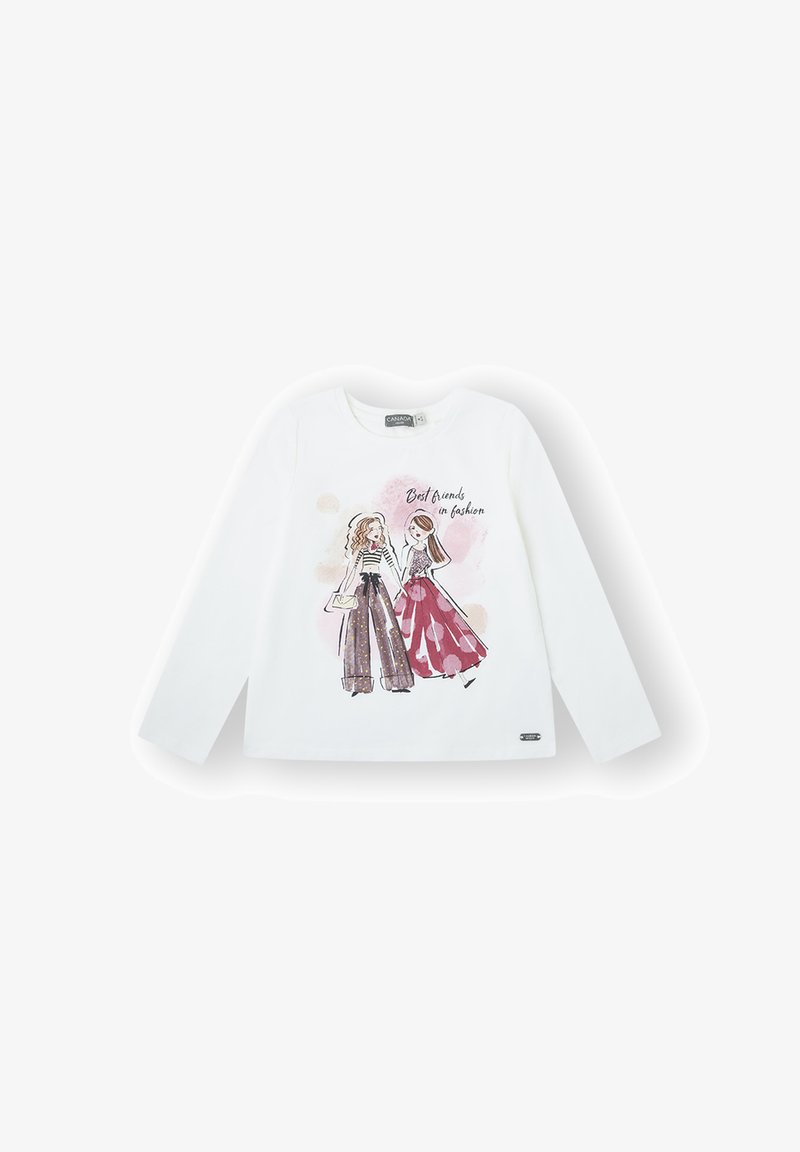 Camiseta blanca de manga larga con un gráfico de dos chicas en atuendos coloridos, con el texto "Mejores amigas en moda" arriba.
