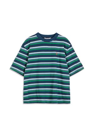 T-shirt à manches courtes avec des rayures horizontales bleu marine, vert, blanc et bleu, avec un petit logo brodé sur la poitrine.