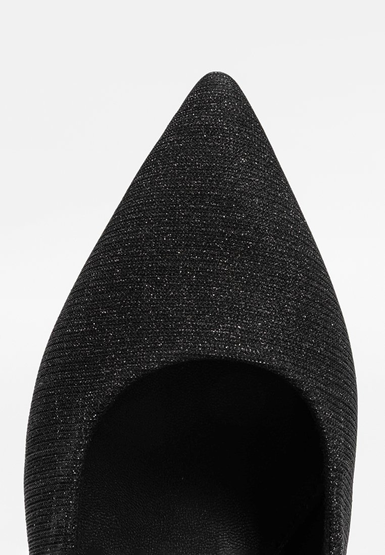 Chaussure noire scintillante à bout pointu, fabriquée en tissu texturé avec un design simple et un talon haut. L'intérieur est lisse et noir.