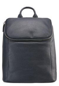 Sac à dos en cuir noir avec une texture lisse, fermeture à glissière et une poignée supérieure. Présente un design minimaliste et un logo embossé à l'avant.