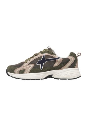 Sneaker basso verde e beige con logo nero, chiusura frontale con lacci, suola bianca imbottita e linguetta sul tallone.