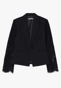 Blazer negro entallado con cierre de un solo botón, parte delantera lisa y mangas largas de encaje con estampado floral y bordes en forma de ondas.