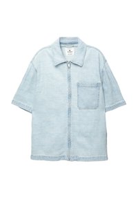 Světle modrá džínová košile bunda se zipem vpředu, krátkými rukávy, límečkem a jednou náprsní kapsou. Vyznačuje se texturovanou tkaninou.