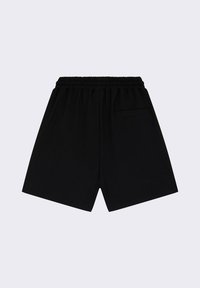 Shorts en coton noir avec une taille élastique et une poche arrière. Le design est simple, avec une coupe droite et sans motifs.