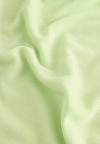Tela verde clara con una superficie suave y texturada, que presenta ondas y pliegues sutiles que crean una apariencia suave y fluida.
