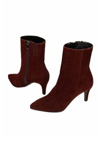 Burgundské nubukové kotníkové boty s špičatou špičkou, úzkým vysokým podpatkem a bočním zipem. Hladká vnitřní podšívka a elegantní silueta.