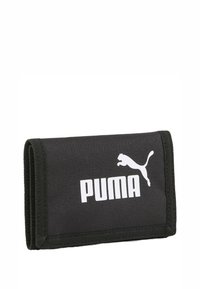 Portafoglio in nylon nero con chiusura a strappo, presenta un grande logo Puma bianco e dettagli di cucitura. Forma rettangolare, design compatto.