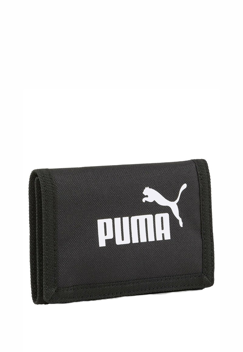 Portafoglio in nylon nero con chiusura a strappo, presenta un grande logo Puma bianco e dettagli di cucitura. Forma rettangolare, design compatto.