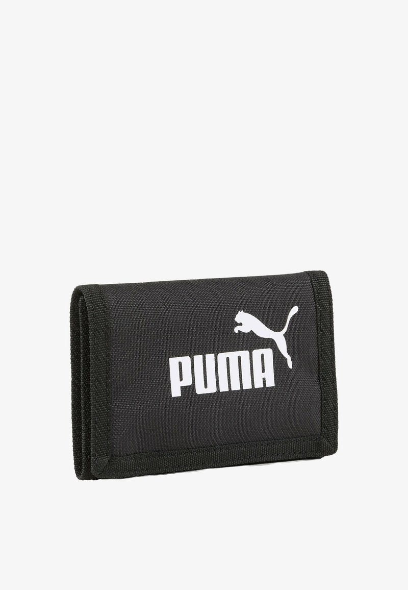 Portafoglio in nylon nero con chiusura a strappo, presenta un grande logo Puma bianco e dettagli di cucitura. Forma rettangolare, design compatto.