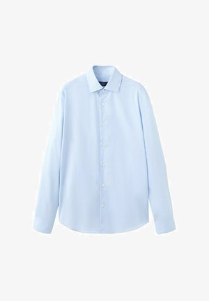 Camicia azzurra a maniche lunghe con bottoni, colletto classico e sottili righe verticali su sfondo bianco.