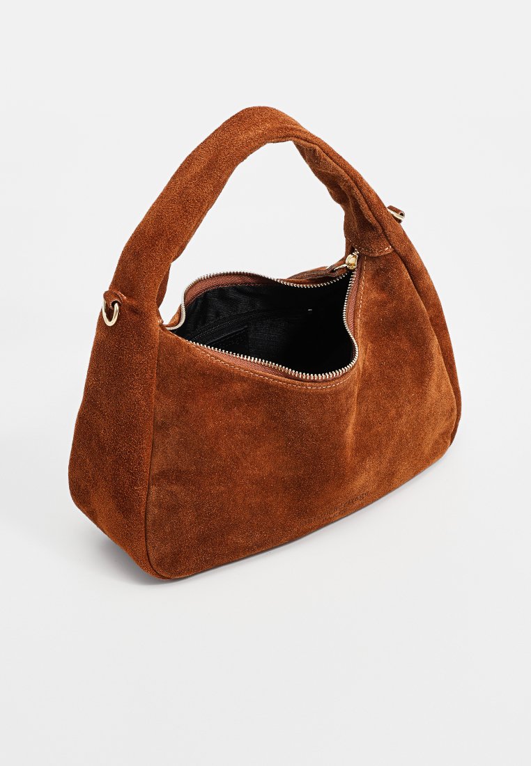 Braune Wildleder-Handtasche mit geschwungener Form, einem einzelnen Griff und einem Reißverschlussverschluss. Verfügt über ein schwarzes Innenfutter und goldene Hardware-Akzente.