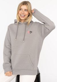 Grauer Hoodie aus Baumwollmischung, mit einer vorderen Tasche und aufgestickten Herzen in Pink und Schwarz auf der linken Brust.