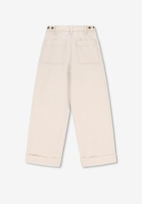 Pantalons larges beige à taille haute, avec deux poches arrière et des détails à boutons à la taille. Ourlets retroussés et tissu doux et texturé.