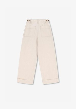 Beige wijduitlopende broeken met een hoge taille, twee achterzakken en knoopdetails bij de taille. Omgeslagen broekspijpen en een zachte, gestructureerde stof.