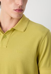 BOSS PRIME - Bluză polo - bright yellow