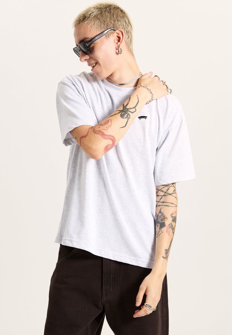 Vans SALTON LOOSE FIT - Jednoduché tričko - light grey