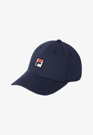 Cappellino da baseball blu navy con visiera curva e un piccolo logo quadrato con forme rosse e blu navy sulla pannello frontale.