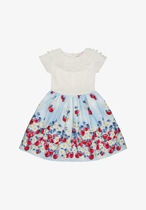 Hvid kjole med korte ærmer med tekstureret top og en blå nederdel med mønster af røde kirsebær og hvide blomster.