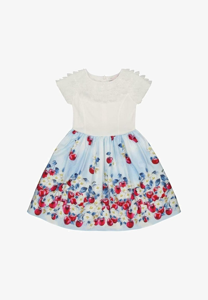Robe blanche à manches courtes avec le haut texturé et une jupe bleue ornée d'un motif de cerises rouges et de fleurs blanches.