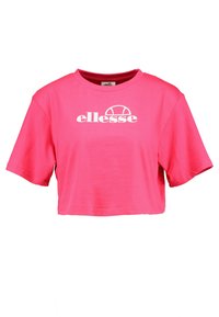 Camiseta de algodón rosa recortada con mangas cortas, que presenta un logotipo blanco de "ellesse" y un diseño en semicírculo en la parte delantera.