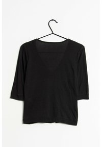 Svart topp med trekvartsärm i lättviktigt material. Har en djup V-ringning och en rak fåll utan synliga mönster eller detaljer.