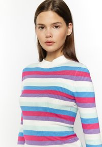 Maglione a costine con righe orizzontali in viola, rosa, blu e bianco, con collo alto e design aderente.
