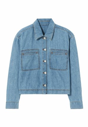 Giacca di jeans azzurro chiaro con chiusura frontale a bottoni, maniche lunghe, due tasche sul petto con patta e dettagli di cuciture a contrasto.