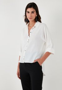 LELA REGULAR FIT - Button-down blouse - white