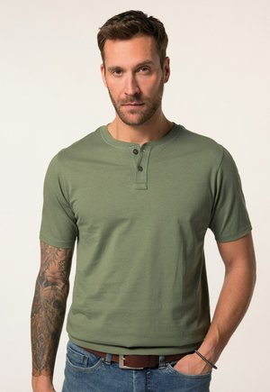 Maglietta henley verde a maniche corte con patta di bottoni, realizzata in tessuto morbido, con scollo rotondo e vestibilità aderente.