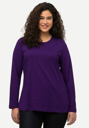Lila Langarmshirt aus weichem, glattem Stoff. Mit rundem Halsausschnitt und lockerer Passform sowie langen Ärmeln.
