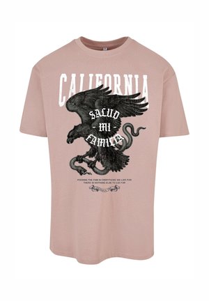 Lühikeste varrukatega, helesinine puuvillane T-särk, millel on suur must kotka graafika, ja tekst "CALIFORNIA" ning "SALUD MI FAMILIA" suurtes valgetes tähtedes.