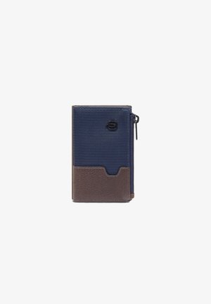 Portemonnee met een gestructureerd marineblauw bovenste gedeelte, een bruin leren onderste gedeelte, ritssluiting en een voorste kaartsleuf. Voorzien van een logo in het zwart.