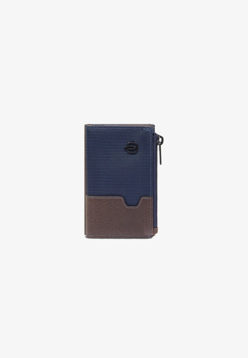 Portemonnee met een gestructureerd marineblauw bovenste gedeelte, een bruin leren onderste gedeelte, ritssluiting en een voorste kaartsleuf. Voorzien van een logo in het zwart.